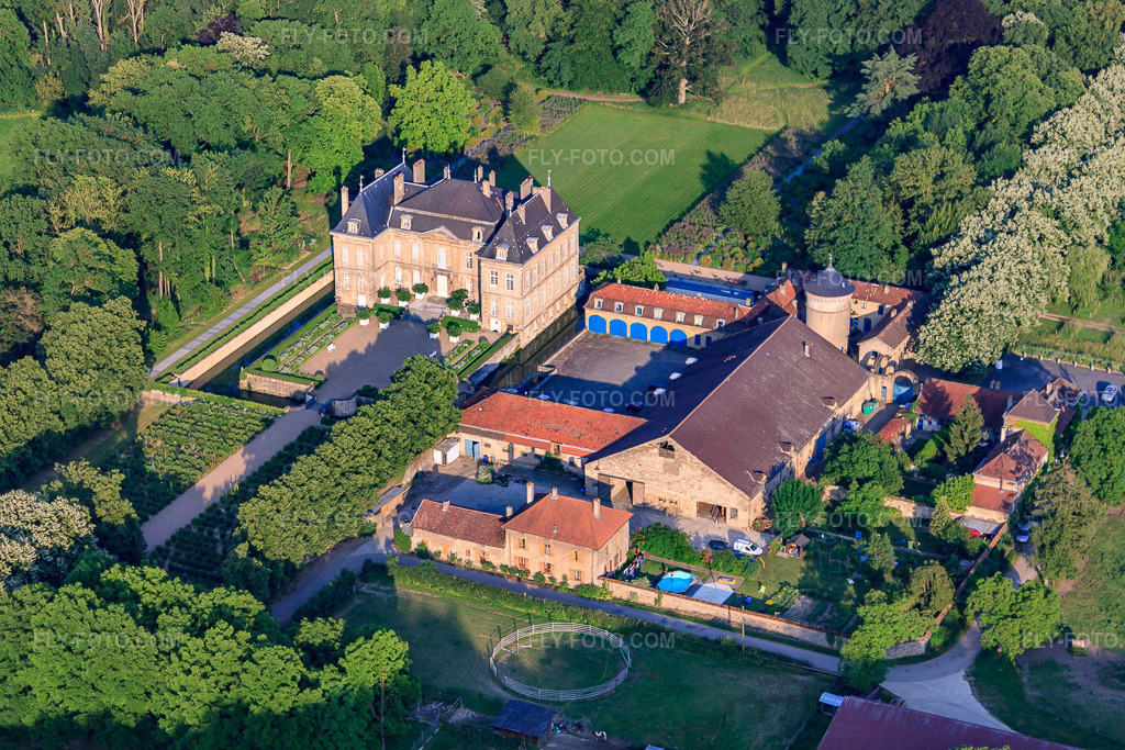 Aerial view: Château de La Grange in Manom in the state Moselle, France. – Photo: IMG_29511.jpg taken on 06/26/2010 by Werner Riehm/FLY-FOTO.com – Resolution of the original: 4752 x 3168 px – WWW.CHATEAUDELAGRANGE.COM