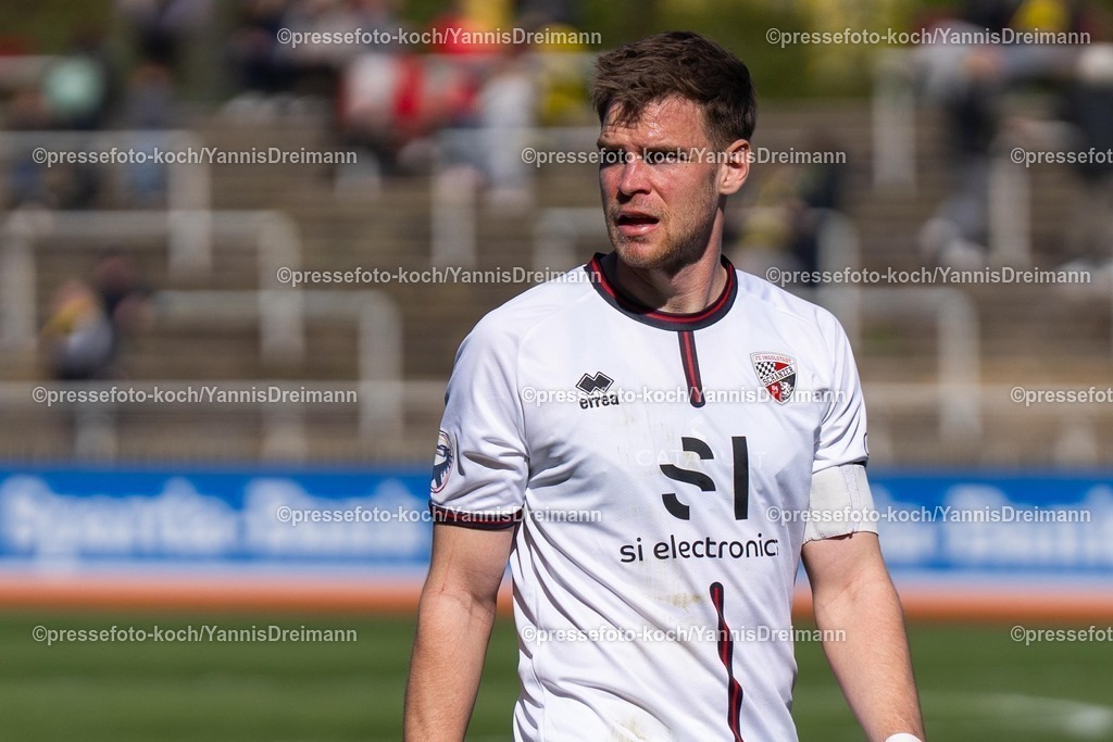 xydr06042501060 | 06.04.2025, xydrx, Fußball, Borussia Dortmund II - FC Ingolstadt 04, 3.Liga, Stadion Rote Erde, Saison 2024 2025: Simon Lorenz (FC Ingolstadt #32) DFB regulations prohibit any use of photographs as image sequences and or quasi-video.