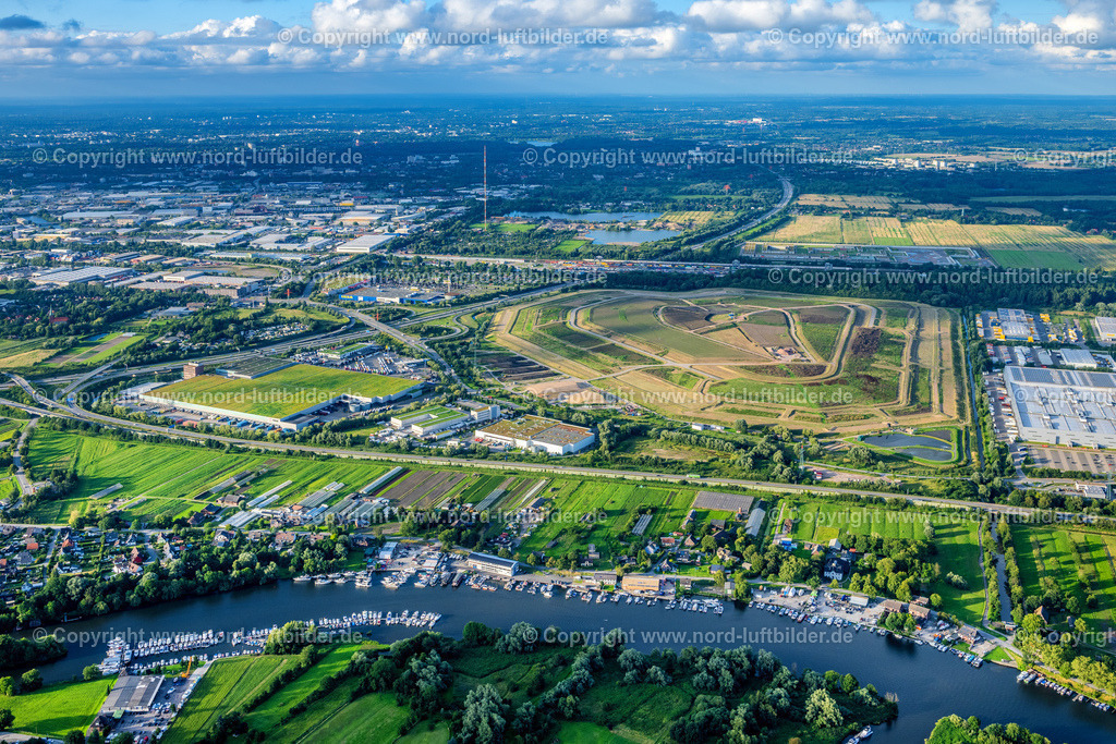 Hamburg_Moorfleet_Schlickdeponie_Feldhofe_ELS_9570040823 | HAMBURG 04.08.2023 Schuttablagerungen und Halden- Hügel der "Schlickdeponie Feldhofe" am Moorfleter Schlauchgraben im Ortsteil Moorfleet in Hamburg, Deutschland. Weiterführende Informationen bei: HPA Hamburg Port Authority. // Debris deposits and heaps of heaps of the "Schlickdeponie Feldhofe" at the Moorfleter hose ditch in the district Moorfleet in Hamburg, Germany. Further information at: HPA Hamburg Port Authority. Foto: Martin Elsen