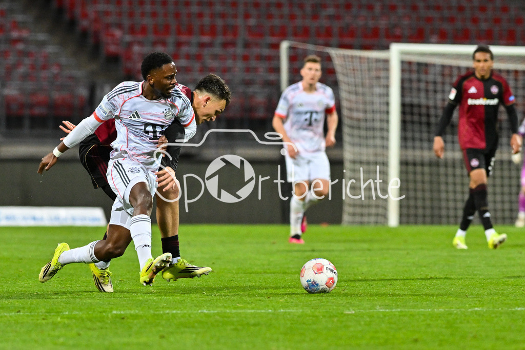 1. FC Nürnberg II - FC Bayern Amateure | NÜRNBERG, GERMANY - 21. APRIL: im Duell Joel SKOWRONEK (1. fC Nürnberg II 39) und Michael SCOTT (FC Bayern München II 11) während dem Match zwischen dem 1. FC Nürnberg II und den Amateuren des FC Bayern am 30. Spieltag der Regionalliga Bayern im Max-Morlock Stadion