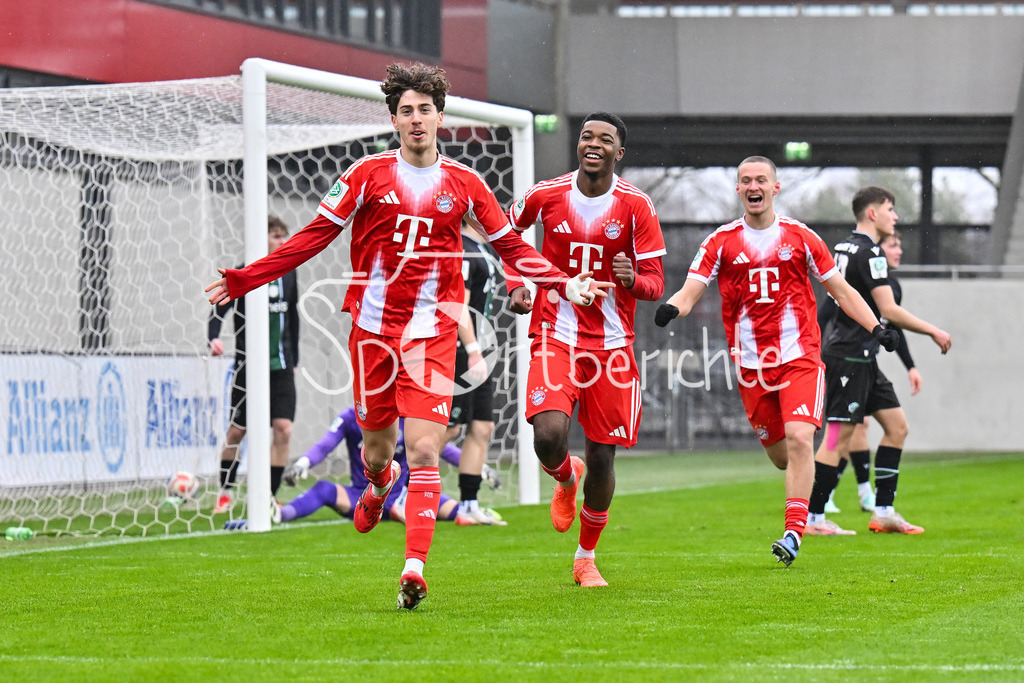 FC Bayern München - Hannover 96 | MUNICH, GERMANY - 15. FEBRUARY: Jubel der Bayern nach dem Treffer zum 1-0 durch David DAIBER (FC Bayern München 6) / Tor / Torschuetze / Freude / Happy während dem Spiel zwischen der U19 des FC Bayern München und der U19 von Hannover 96 am 2. Spieltag der Hauptrunde der U19-DFB-Nachwuchsliga am FC Bayern Campus