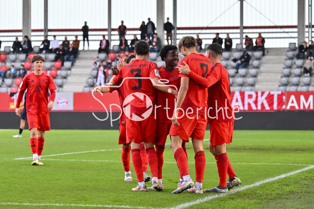 FC Bayern München U19 - SpVgg Unterhaching U19 | Jubel der Bayern nach dem Treffer zum 2-1 durch Magnus DALPIAZ (FC Bayern München U19 #2) / Freude / Happy / Tor / Torschuetze