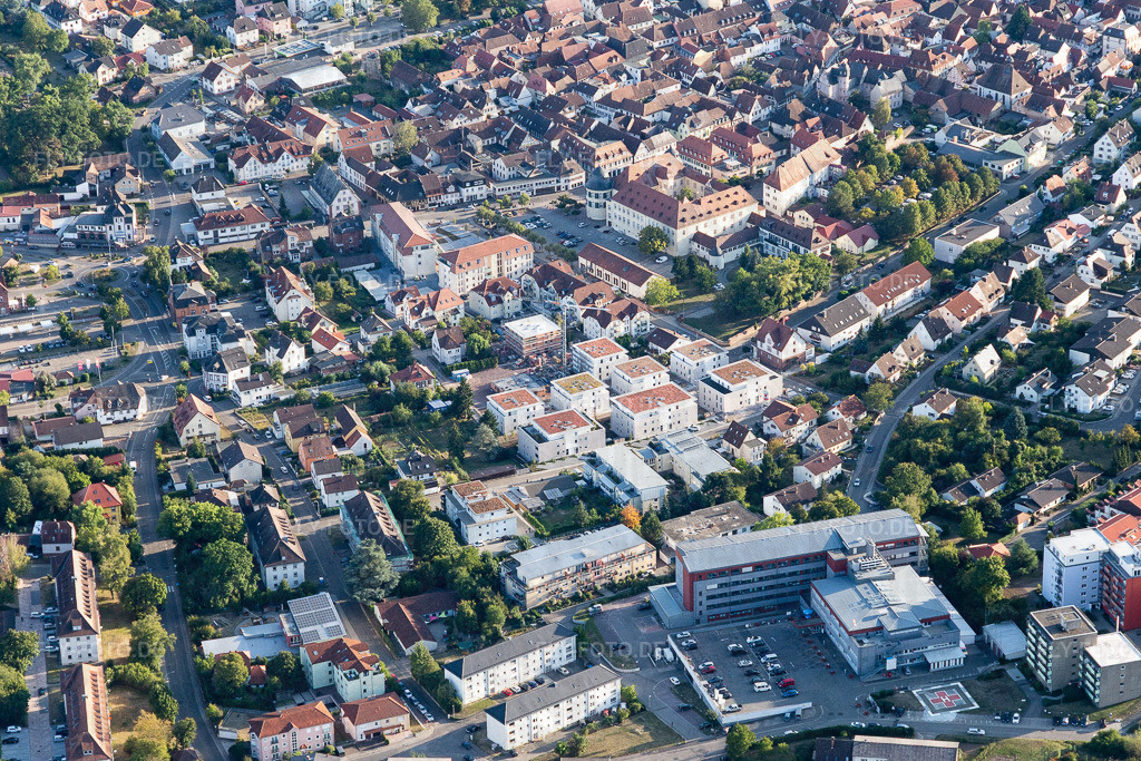 Krankenhaus | Luftbild: Krankenhaus in Bad Bergzabern im Bundesland Rheinland-Pfalz in Deutschland. Foto: IMG_117415.jpg vom 06.09.2019 durch Werner Riehm/FLY-FOTO.de - Realisiert mit Pictrs.com