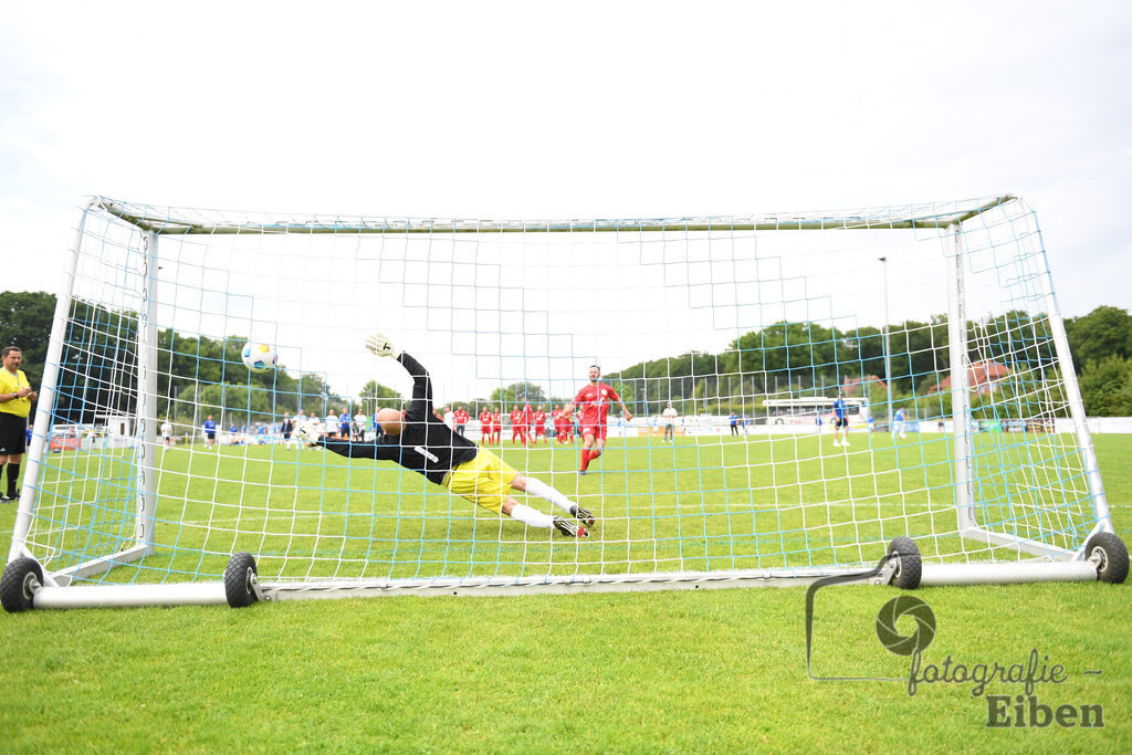 SV Brake Ü40-BW Bümmerstede (Ü40) | Kreispokal Finale Jade-Weser-Hunte Ü40; SV Brake Ü40 (rot)-BW Bümmerstede Ü40 (weiß) am 15.06.2025 in Rastede (Sportanlage Köttersweg), Photo: Philip Eiben 2025 - Realisiert mit Pictrs.com