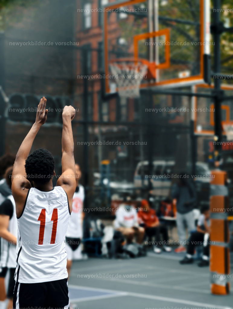 Basketball in der West 4th Street – New Yorks ikonischer Court und urbaner Lifestyle | Basketball ist in New York mehr als ein Sport – es ist ein Lebensgefühl. Der Court an der West 4th Street ist weltberühmt und steht für die Kultur, die die Stadt prägt. Hier treffen lokale Charaktere, Streetball-Legenden und neugierige Zuschauer aufeinander. Namen wie George „The Messiah“ sind Teil dieser Geschichte, die weit über die Grenzen der Metropole hinaus bekannt ist. Die Atmosphäre ist elektrisierend: das Quietschen der Sneakers, das rhythmische Dribbeln, die Rufe der Spieler. Es ist ein Ort, an dem Gemeinschaft entsteht, wo Leidenschaft und Talent sichtbar werden. Dieses Bild fängt genau diesen Spirit ein – den Mix aus Sport, Lifestyle und urbaner Energie. Wer hier vorbeikommt, erlebt authentisches New York: roh, kreativ und voller Geschichten, die auf Asphalt geschrieben werden.