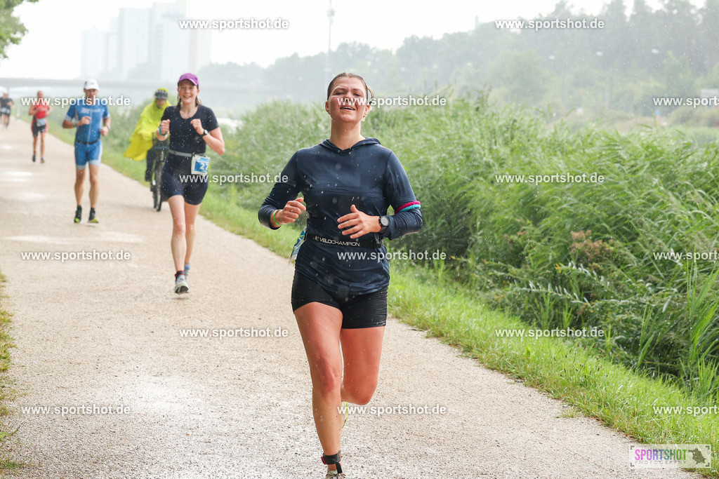 LUR_1353 | 34. M-net Erlanger Triathlon 2025 #erlangertriathlon  #mnettriathlon2025 #mnettriathlon #team #olympischedistanz #mitteldistanz #triathlon #maindonaukanal  #erlangertriathlon2025 #yourpictrs #tv1848 #tv1848erlangen  #triathlonbayern #sportinerlangen #demsportverbunden #sportshot_your_pictrs Copyright: www.sportshot.de