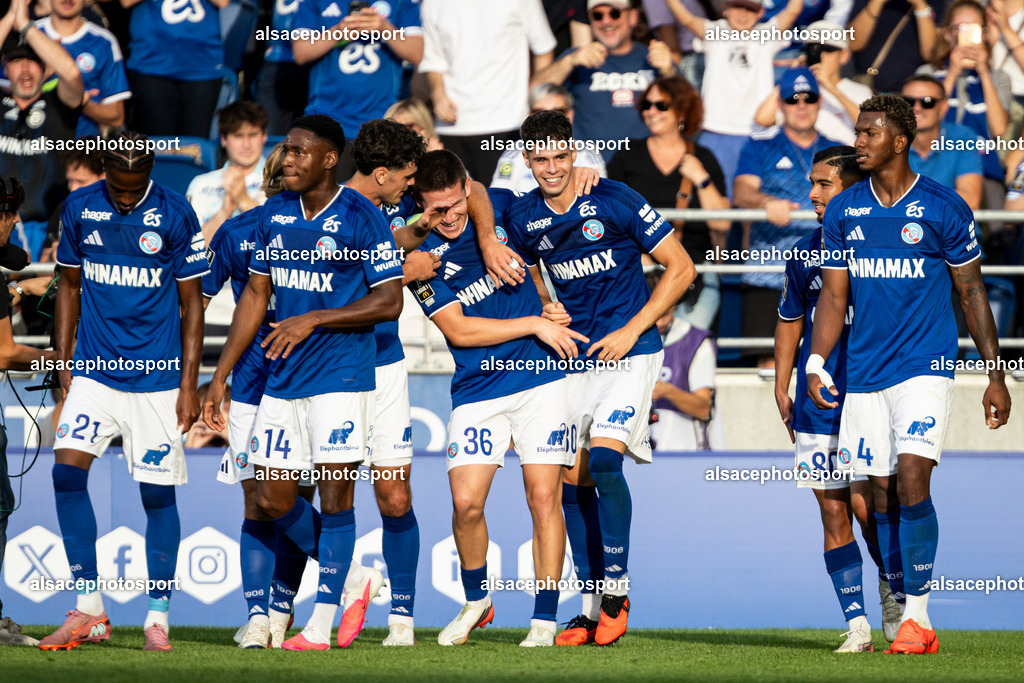 9L6A7966 | Joie des joueurs de l'equipe de Racing Strasbourg apres le but  (PP) de Sadibou Sane - Realisiert mit Pictrs.com