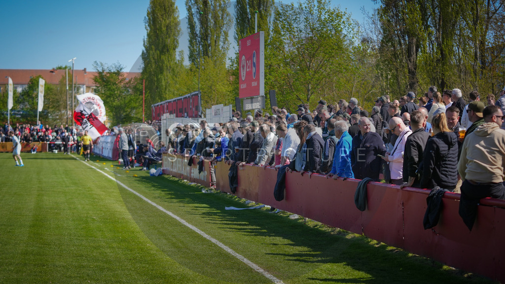 Fußball, Herren, Saison 2025/2026, Brandenburgliga, 23. Spieltag, Brandenburger SC Süd 05 vs. BSG Stahl Brandenburg, Samstag 25.04.2026, Werner-Seelenbinder-Sportplatz Brandenburg an der Havel | Fußball, Herren, Saison 2025/2026, Brandenburgliga, 23. Spieltag, Brandenburger SC Süd 05 vs. BSG Stahl Brandenburg, Samstag 25.04.2026, Werner-Seelenbinder-Sportplatz Brandenburg an der Havel, Im Bild: Ein Blick in den Zuschauerbereich des Werner-Seelenbinder-Sportplatz - Realisiert mit Pictrs.com