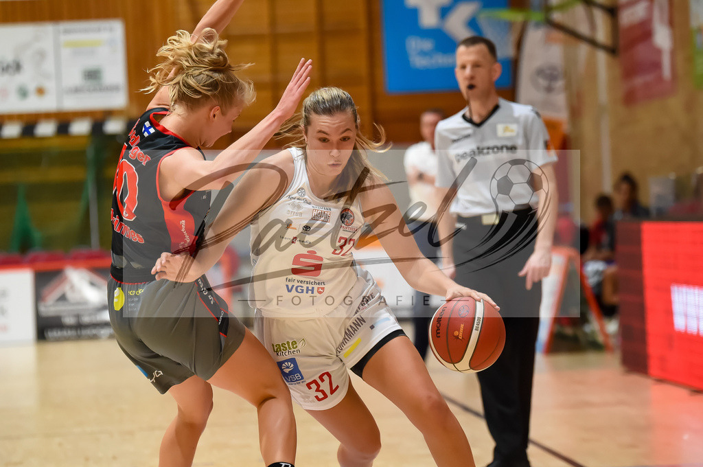 PANNOE20211010_021 | Basketball, Frauen: Elina Koskimies (Eigner Angels Noerdlingen) und Jill Townsend (GiroLive-Panthers Osnabrueck) im Zweikampf beim Spiel der Toyota DBBL zwischen GiroLive-Panthers Osnabrueck und Eigner Angels Noerdlingen im datos – home of the panthers am 10.10.2021 in Osnabrueck, Deutschland. - Realisiert mit Pictrs.com