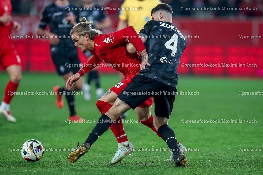 RWE09032501111 | 2025.03.09, Fußball, 3.Liga, Rot-Weiss Essen - SV Waldhof Mannheim, Stadion Hafenstraße, Saison 2024 2025: Tom Moustier (RWE #28) im Zweikampf gegen Tim Sechelmann (SV Mannheim #4)DFB regulations prohibit any use of photographs as image sequences and or quasi-video.