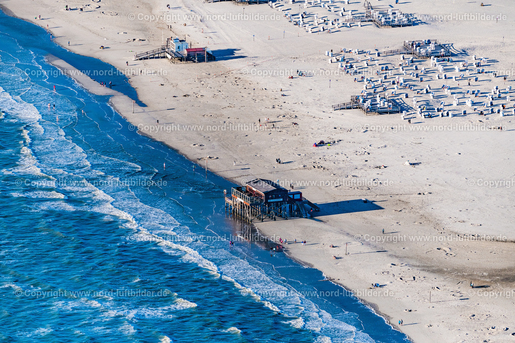 St. Peter-Ording_Strandcafe_Silbermöwe_ELS_3717060822 | SANKT PETER-ORDING 06.08.2022 Sandstrand- Landschaft an der Nordseeküste Pfahlbauten Gaststätten - Restaurans "Silbermöve" in Sankt Peter-Ording im Abendrot mit langen Schatten im Bundesland Schleswig-Holstein. // Sandy beach landscape on the North Sea coast Pile dwellings restaurants - restaurants "Silbermoeve" in Sankt Peter-Ording in the afterglow with long shadows in Schleswig-Holstein. Foto: Martin Elsen