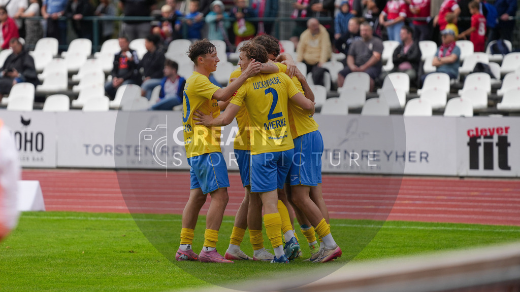 Fußball, Herren, Saison 2025/2026, Regionalliga Nordost, 9. Spieltag, Greifswalder FC vs. FSV 63 Luckenwalde, Sonntag 21.09.2025, Volksstadion Greifswald, | Fußball, Herren, Saison 2025/2026, Regionalliga Nordost, 9. Spieltag, Greifswalder FC vs. FSV 63 Luckenwalde, Sonntag 21.09.2025, Volksstadion Greifswald, Im Bild: Jubel beim FSV 63 Luckenwalde nach dem Treffer zum 0:2 durch Mike Bachmann. - Realisiert mit Pictrs.com
