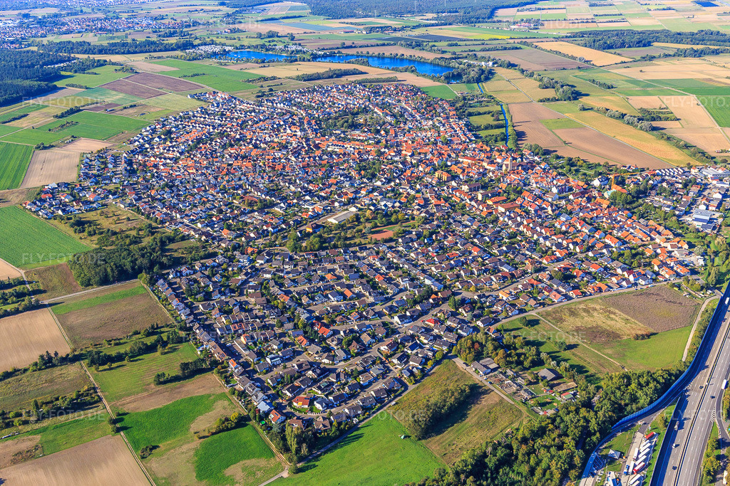 Luftbild: Ortübersicht aus Südosten im Ortsteil Sankt Leon in St. Leon-Rot im Bundesland Baden-Württemberg in Deutschland. Foto: IMG_149926.jpg vom 18.09.2025 durch Werner Riehm/FLY-FOTO.de