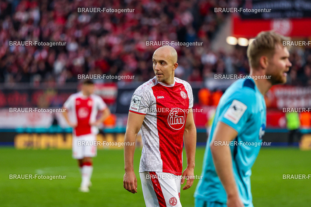 Rot-Weiss Essen - Viktoria Köln - 3.Liga | Essen, Deutschland, 18.10.2025 Tobias Kraulich  (Rot-Weiss Essen) schaut  während des 3.Liga Spiels zwischen Rot-Weiss Essen- Viktoria Köln im Stadion an der Hafenstraße am 01.08.2025 in Essen. (Foto von Timo Bluhmki-Schmidt/ Brauer Fotoagentur