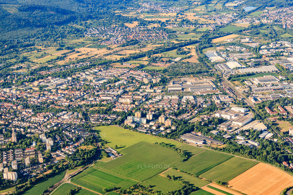 Luftbild: Ortsansicht von Norden in Ettlingen im Bundesland Baden-Württemberg in Deutschland. Foto: IMG_69849.jpg vom 06.07.2014 durch Werner Riehm/FLY-FOTO.deAuflösung des Originals: 4659 x 3106 px