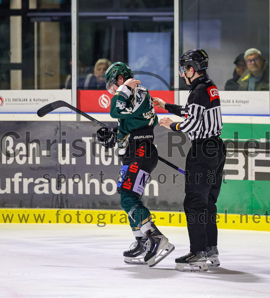 2025-11-16_151_TSV_Erding_gegen_Selber_Woelfe | Erding, Deutschland, 16.11.2025:Eishockey, Oberliga Süd 2025 / 2026, 17. Spieltag, TSV Erding gegen Selber Wölfe, Endergebnis: 3:1Erik Modlmayr (Erding Gladiators, #21)Foto: Christian Riedel / fotografie-riedel.net