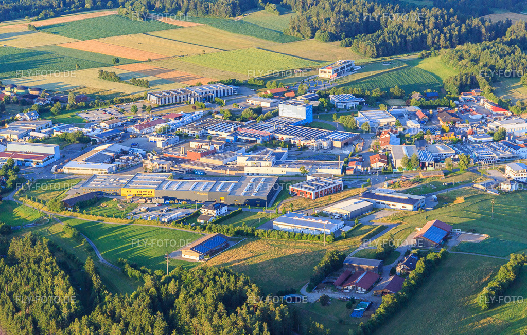 Industriegebiet Gewerbestraße mit Stein Automation GmbH & Co. KG, TOURATECH GmbH, Joh. Nep. Jerger GmbH & Co. KG und Stein Automation GmbH & Co. KG https://www.stein-automation.de/wp/ https://www.jerger-verbindungselemente.de/https://www.t | Luftbild: Industriegebiet Gewerbestraße mit Stein Automation GmbH & Co. KG, TOURATECH GmbH, Joh. Nep. Jerger GmbH & Co. KG und Stein Automation GmbH & Co. KG https://www.stein-automation.de/wp/ https://www.jerger-verbindungselemente.de/https://www.touratech.de/ https://www.stein-automation.de/wp/ in Niedereschach im Bundesland Baden-Württemberg in Deutschland. Foto: IMG_148740.jpg vom 27.06.2025 durch ©2025 Werner Riehm fly-foto.de/copyright - Realisiert mit Pictrs.com