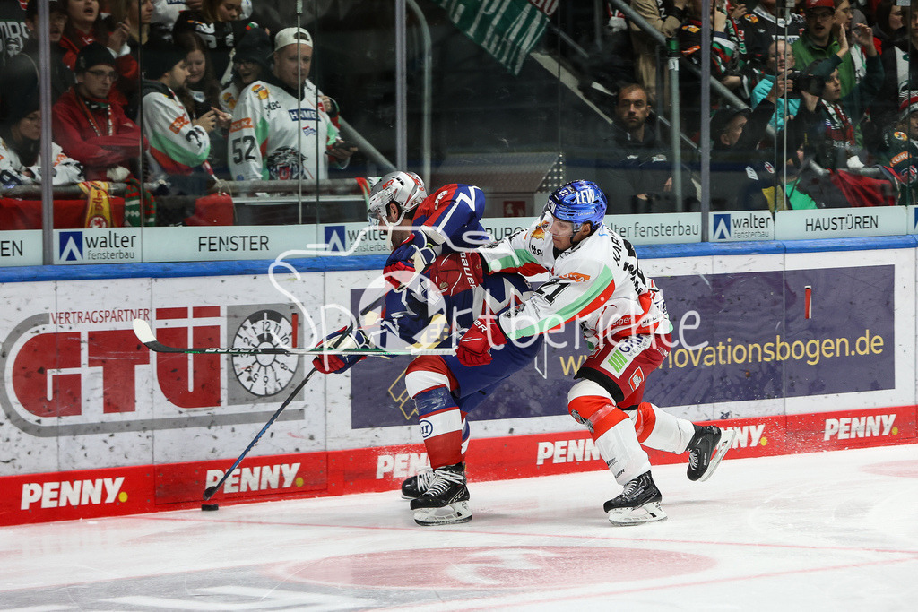 Augsburger Panther - Nürnberg ICE Tigers | Jack DAUGHERTY (NIT #58) im Duell mit Jere KARIJALINEN (AEV #21) / zweikampf / DEL Retro Spiel / Halsschutz