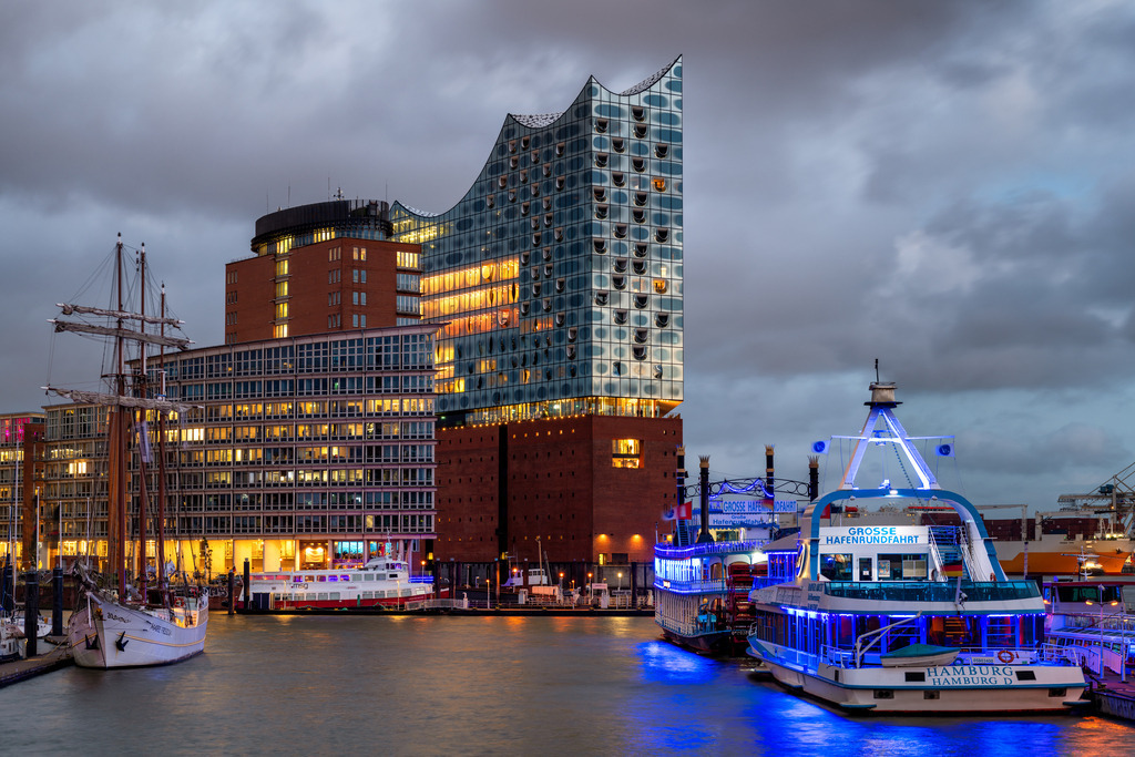 10260803 - Elbphilharmonie Wandbild | Hafen bei Dämmerung | Stimmungsvolles Foto der Elbphilharmonie. Erhältlich als hochwertiges Wandbild auf Leinwand, Acrylglas, Alu-Dibond, Poster oder als digitaler Download, einfach über "Bestellen" konfigurieren.