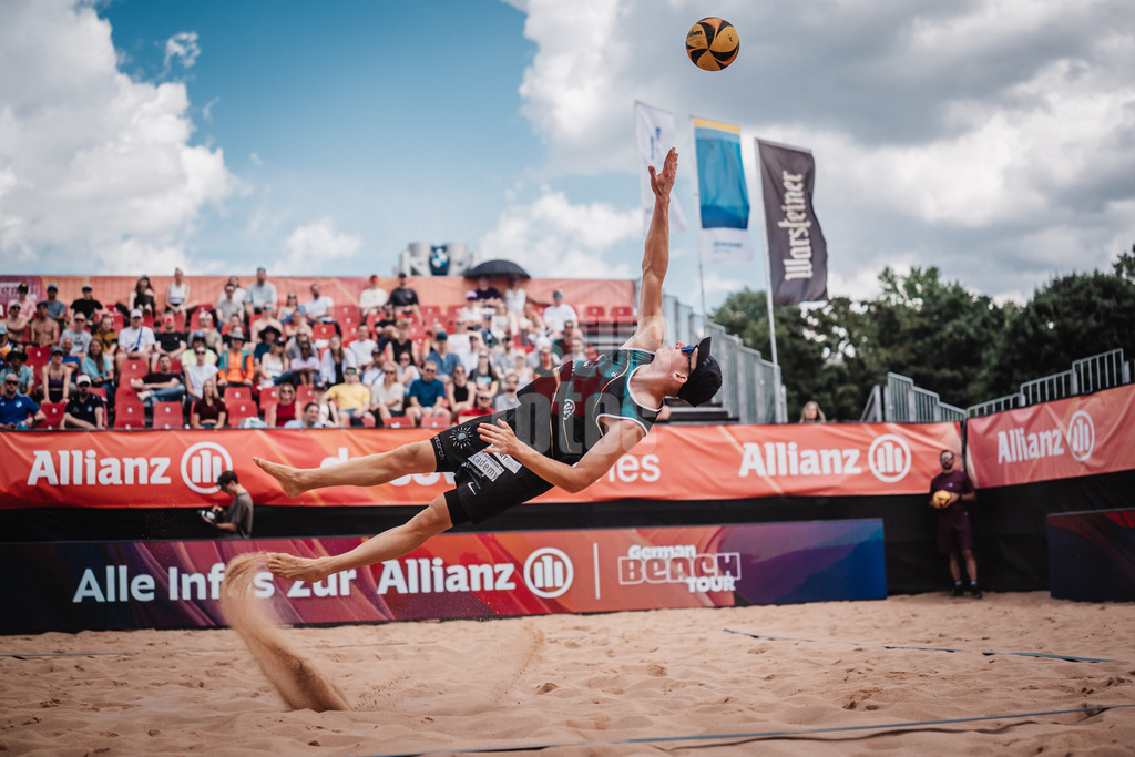Beachvolleyball | Männer | Allianz German Beach Tour 2025 | Tourstop München | 11.07.2025 | Jonas Reinhardt spielt den Ball aus ungünstiger Lage