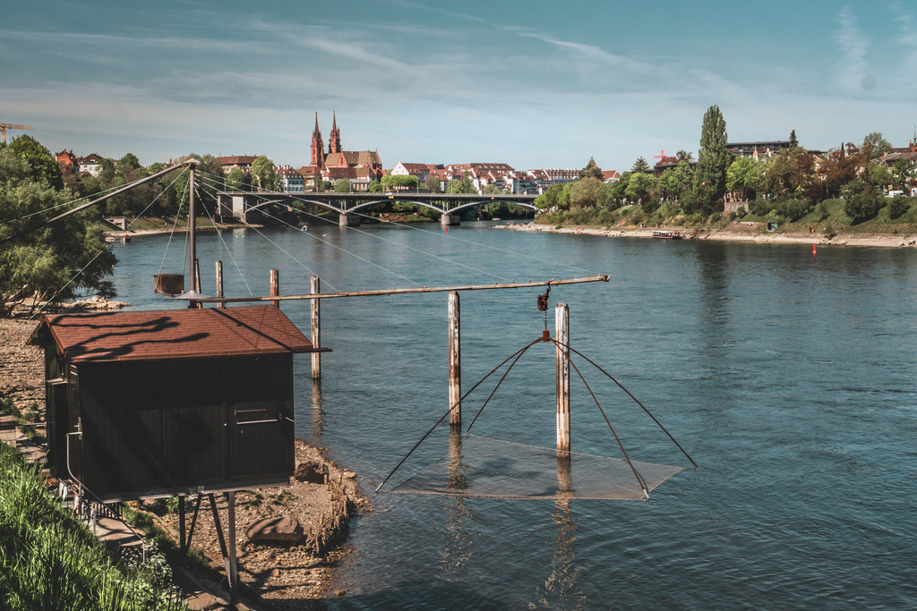 Fischergalgen oberhalb der Wettsteinbrücke, Basel | Im Hintergrund das Basler Münster
colour, farbig - Realisiert mit Pictrs.com