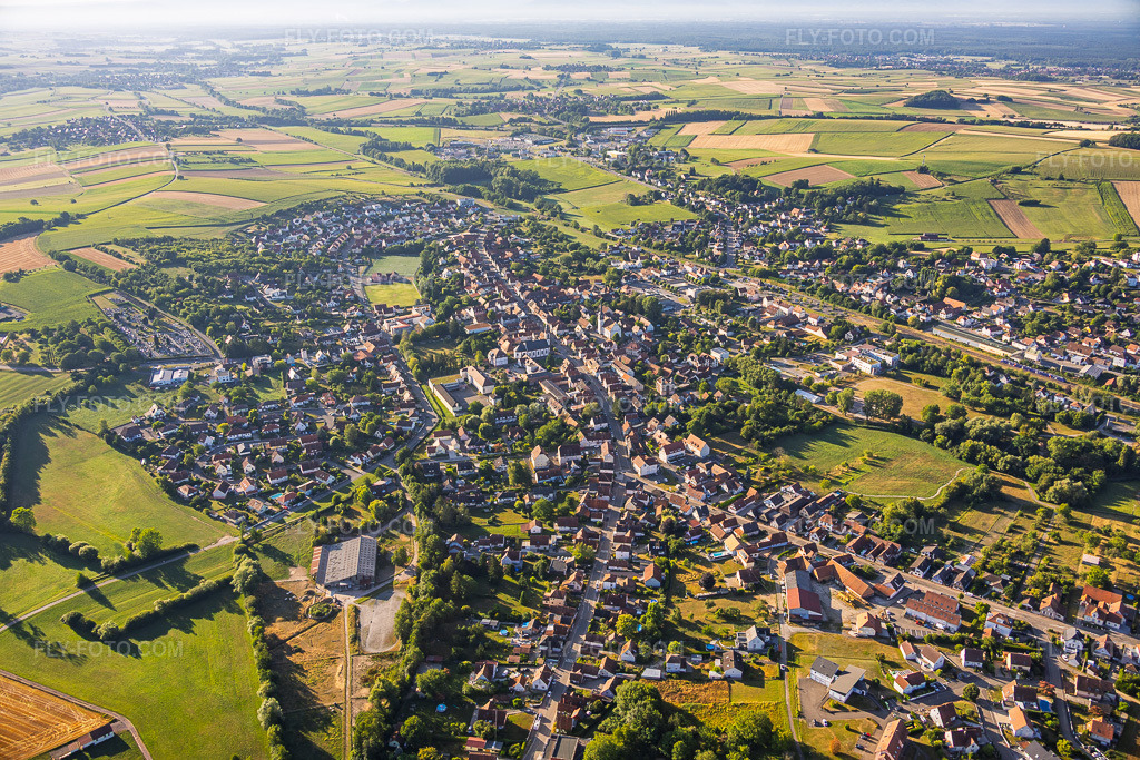 Aerial view: View of the town from the northeast in Soultz-sous-Forêts in the state Bas-Rhin, France. – Photo: IMG_158140.jpg taken on 07/25/2026 by Werner Riehm/FLY-FOTO.com – Resolution of the original: 6000 x 4000 px
