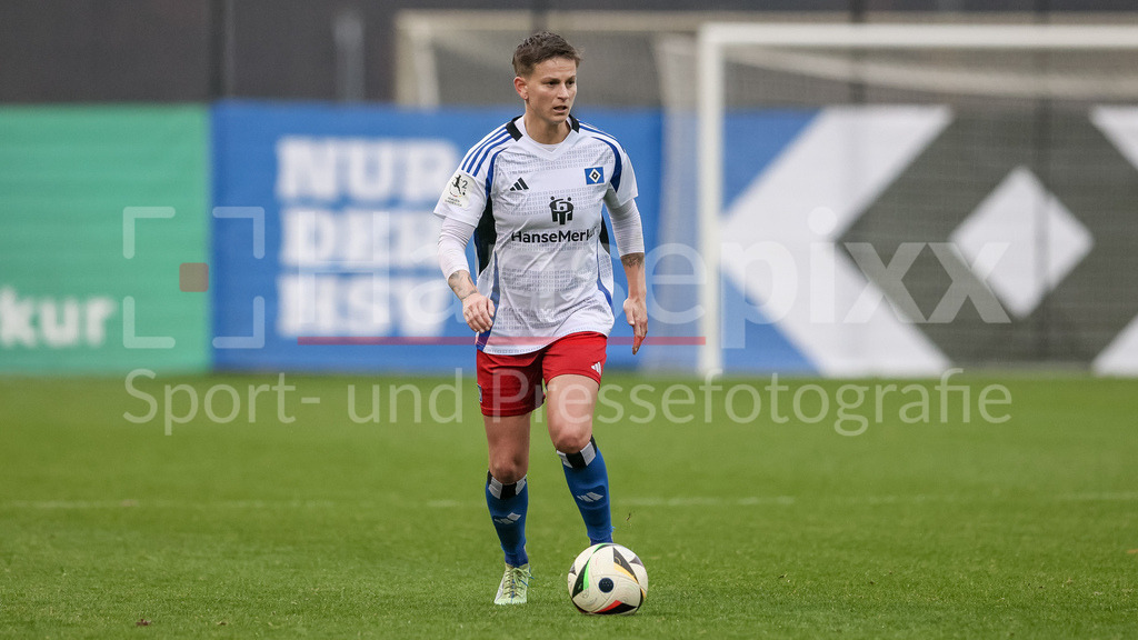 Fussball, 2. Frauen-Bundesliga, Hamburger SV - SV Meppen | v.li.: Jobina Lahr (Hamburger SV, 31) am Ball, Freisteller, Einzelbild, Ganzkörper, Aktion, Action, Spielszene, DIE DFB-RICHTLINIEN UNTERSAGEN JEGLICHE NUTZUNG VON FOTOS ALS SEQUENZBILDER UND/ODER VIDEOÄHNLICHE FOTOSTRECKEN. DFB REGULATIONS PROHIBIT ANY USE OF PHOTOGRAPHS AS IMAGE SEQUENCES AND/OR QUASI-VIDEO.