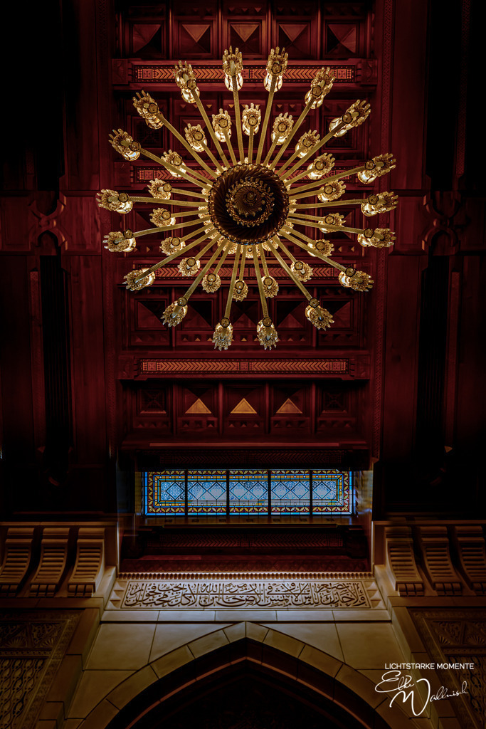 Sultan Qaboos Grand Mosque, Muskat | Herzlich willkommen auf meiner Seite! Ich bin Elke Wallnisch, Deine Fotografin für lichtstarke Momente. Der Name steht für alles, was mich mit der Fotografie verbindet: Das Licht und seine machtvolle Wirkung auf eine Situation oder unsere Stimmung - Realisiert mit Pictrs.com