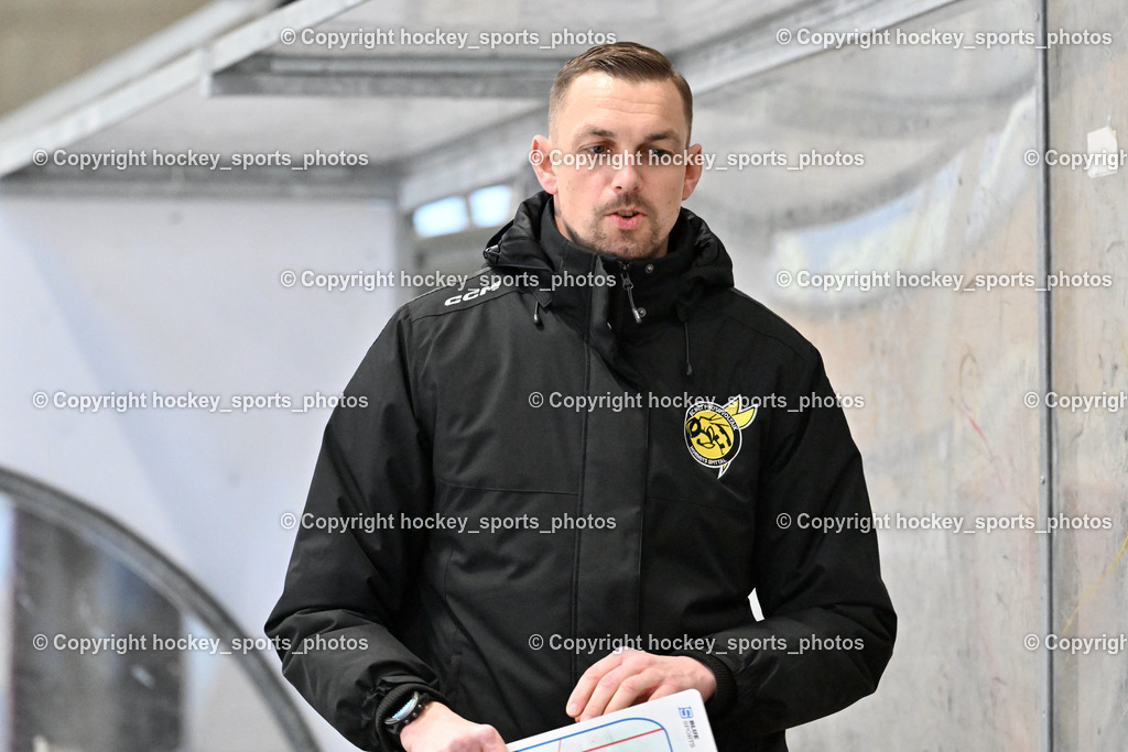 EC Hornets Spittal vs. USC Piraten Velden 18.2.2024 | Headcoach EC Hornets Spittal ORZETEK Florian, EC Hornets Spittal vs. USC Piraten Velden 18.2.2024, EC Hornets Spittal vs. USC Piraten Velden 18.2.2024 am 18.02.2024 in Spittal an der Drau (Eissportzentrum Spittal), Austria, (Photo by Bernd Stefan)