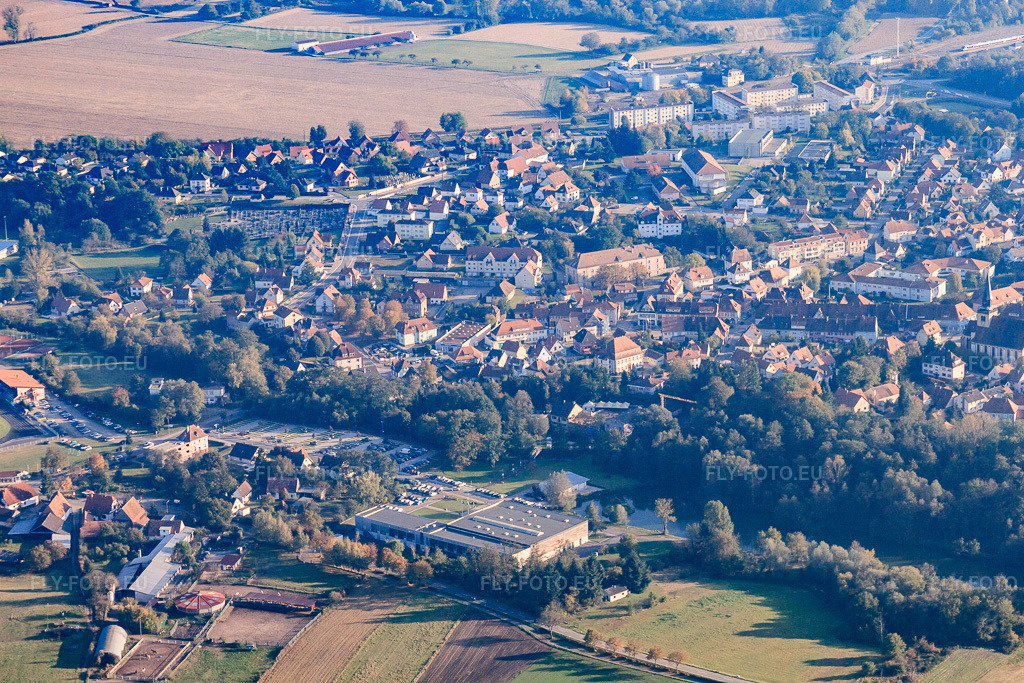 Vue aérienne: Salle polyvalente de la Lauter à le quartier Neulauterburg in Lauterbourg dans le département Bas Rhin, France – .Photo: IMG_45931.jpg prise le 23/10/2011 par Werner Riehm/FLY-FOTO.eu – Résolution de l'original: 4752 x 3168 px