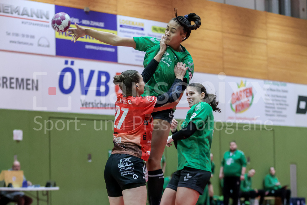 Handball, 2. Bundesliga Frauen, SV Werder Bremen - TG Nürtingen | v.li.: Lenya Treusch (TG Nürtingen, 27) und Naomi Conze (SV Werder Bremen, 5) im Zweikampf, Duell, Spielszene, Aktion, Action