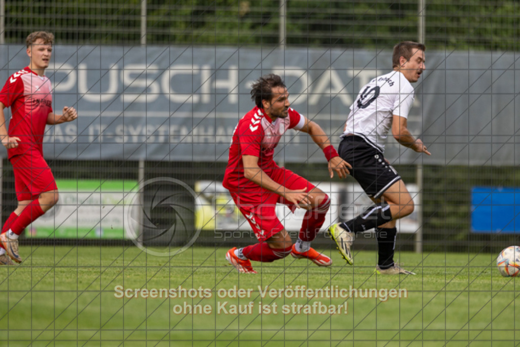 20250616_190208_0388 | #,  TV Eybach (weiß) vs. 1.FC Donzdorf II (rot), Fussball, Entscheidungsspiel 3 in Kreisliga A3 - Bezirk Neckar/Fils, Saison 2024/2025, Rasensportplatz, Staufenecker Str. 41, 73084 Salach, 16.06.2025 - 18:30 Uhr,Foto: PhotoPeet-Sportfotografie/Peter Harich