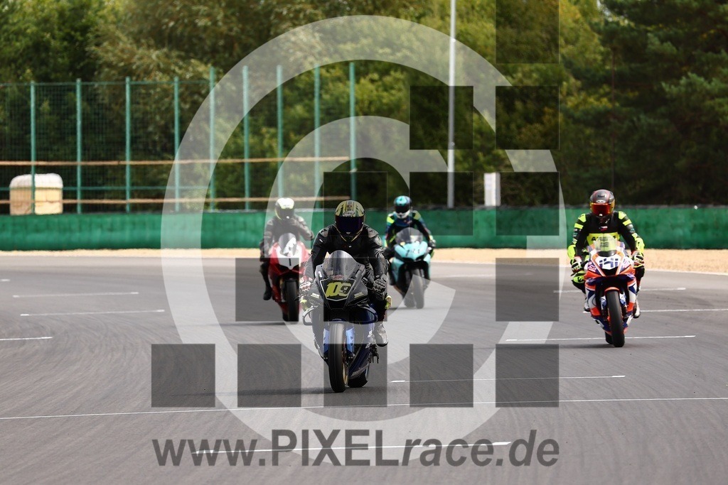 0109-20250830_07252 | Schöne Erinnerungen an spannende Momente - das festzuhalten ist unser Job. PIXELrace.de ist seit 2003 auf den Rennstrecken Europas unterwegs um die Action draußen beim Fahren und die wunderbare Stimmung imm Fahrerlager für euch einzufangen.