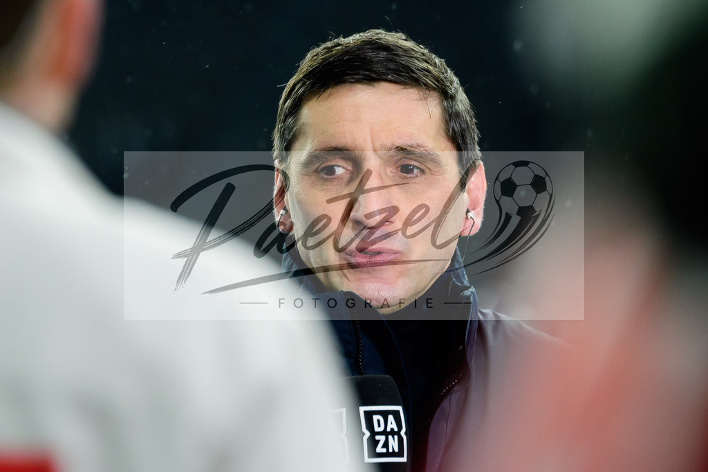BSCRBL20220220_251 | Fussball, Herren: Trainer Tayfun Korkut (Hertha BSC) schaut bei dem Spiel der 1. Bundesliga zwischen Hertha BSC und RB Leipzig im Olypiastadion am 20.02.2022 in Berlin, Deutschland.DFB / DFL REGULATIONS PROHIBIT ANY USE OF PHOTOGRAPHS AS IMAGE SEQUENCES AND/OR QUASI-VIDEO. - Realisiert mit Pictrs.com