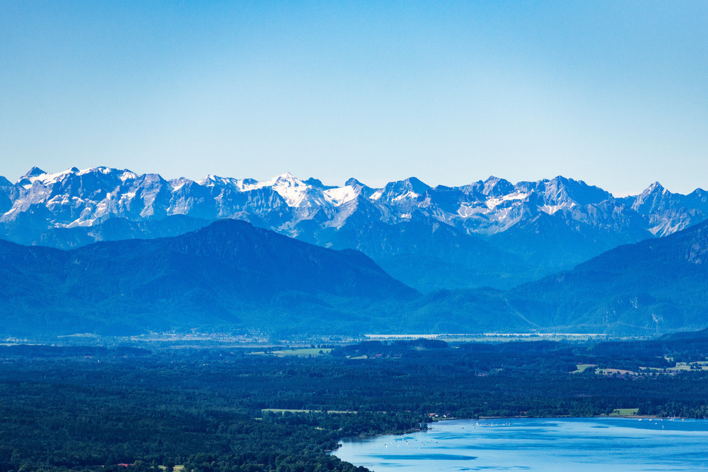 dr__0053427.jpg | MüNSING 12.06.2020 Ostufer am Seegebiet des Starnberger See mit Blick in die Alpen in Münsing im Bundesland Bayern, Deutschland. // Riparian areas on the lake area of Starnberger See with Blick in die Alpen in Muensing in the state Bavaria, Germany. Foto: Daniel Reiter