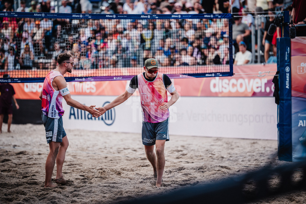 Beachvolleyball | Männer | Deutsche Meisterschaften 2025 Timmendorfer Strand | 05.09.2025 | v.l. Jonas Sagstetter und Benedikt Sagstetter klatschen ein