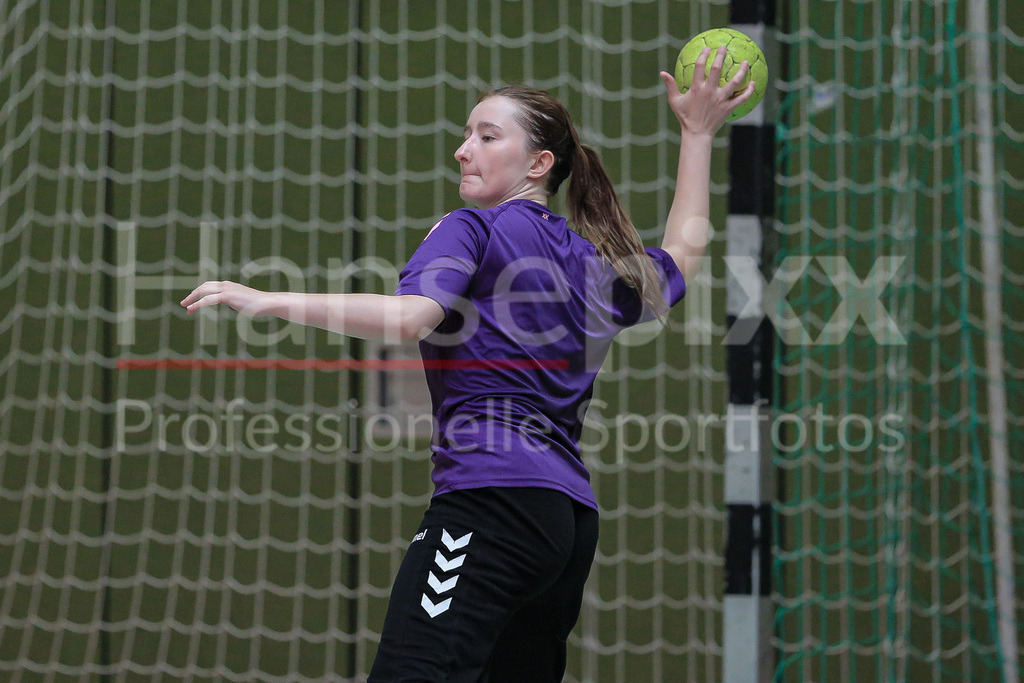 Handball, 2. Bundesliga Frauen, Training SV Werder Bremen | v.li.: Hanna Hinrichs (Torhüterin, Torwart, SV Werder Bremen, 16) am Ball, Spielszene, Aktion, Action