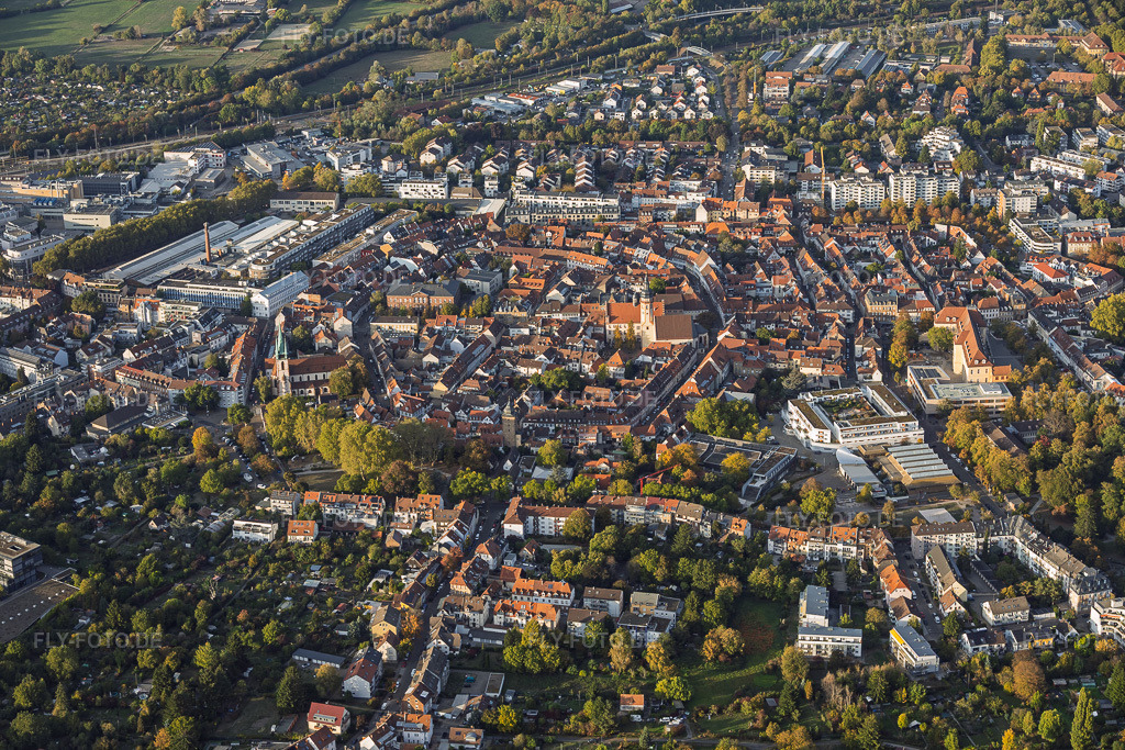 Luftbild: Altstadtzentrum aus Süden im Ortsteil Durlach in Karlsruhe im Bundesland Baden-Württemberg in Deutschland. – Foto: IMG_160037.jpg vom 16.10.2026 durch Werner Riehm/FLY-FOTO.de – Auflösung des Originals: 6000 x 4000 px