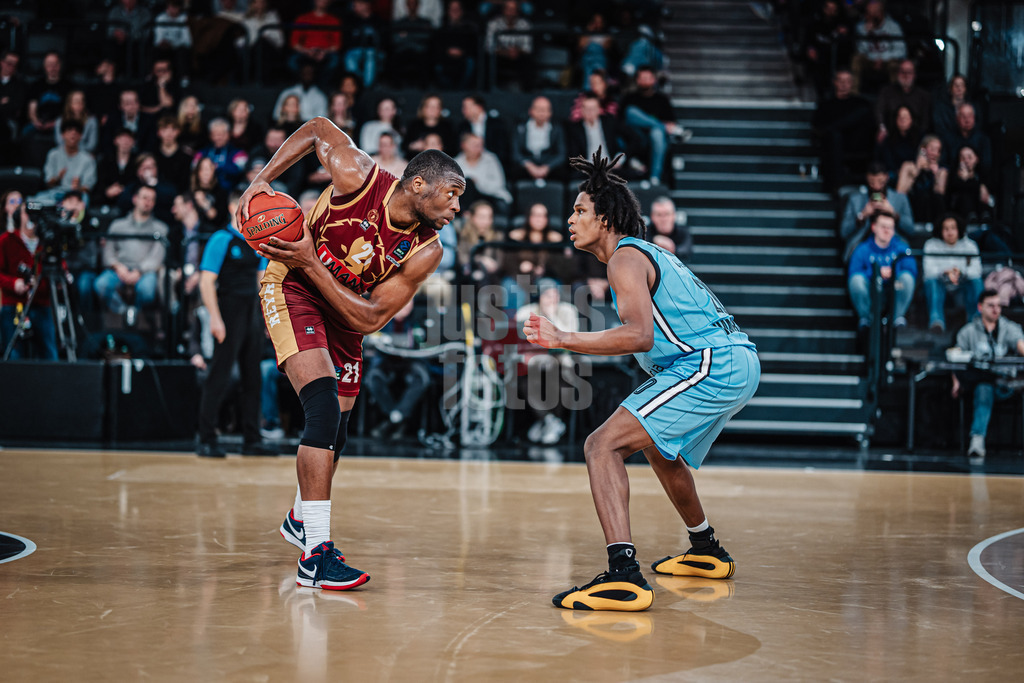 Basketball | Männer | Saison 2024/2025 | BKT EuroCup | Veolia Towers Hamburg vs. Umana Reyer Venice | 08.01.2025 | v.l. Mfiondu Tshimanga Kabengele (#21, Umana Reyer Venice) gegen Fabian Giessmann (#20, Veolia Towers Hamburg)