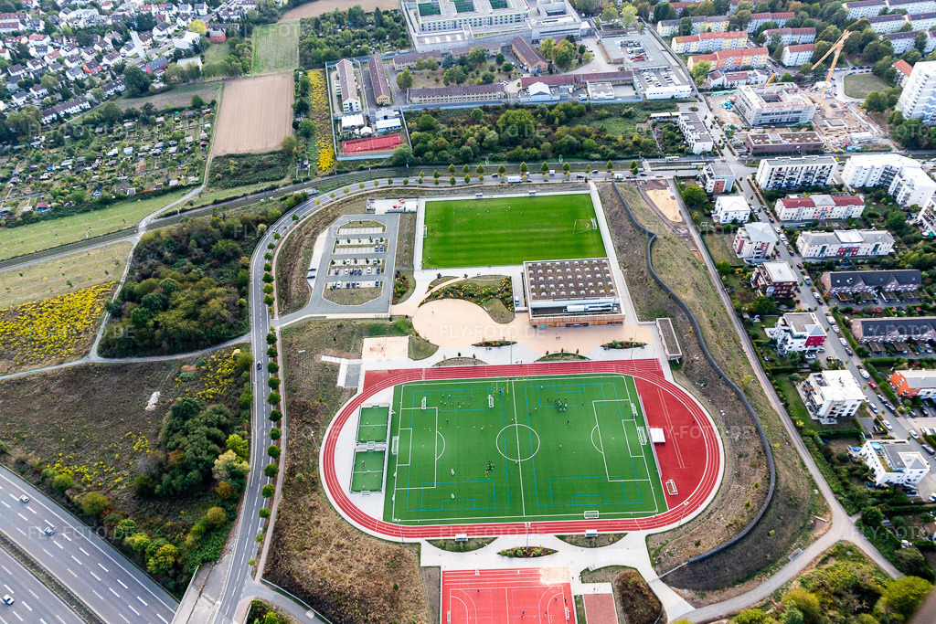 Luftbild: Ensemble der Sportplatzanlagen der Bezirkssportanlage Frankfurter Bogen und vom Sportpark Preungesheim am Main im Ortsteil Preungesheim in Frankfurt im Bundesland Hessen in Deutschland. Foto: IMG_117654.jpg vom 10.09.2019 durch Werner Riehm/FLY-FOTO.de