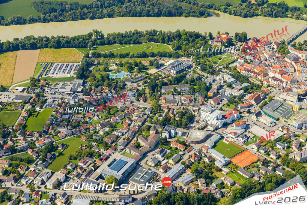 Luftaufnahme von Schärding - Die Luftaufnahme wurde 2025 vom UL-Flugzeug heraus erstellt ( keine Drohne ) - Hochauflösende Luftaufnahme - für professionelle Ausdrucke geeignet. Die Geschenkidee !Mit Lizenz und Bildrechte bestellbar