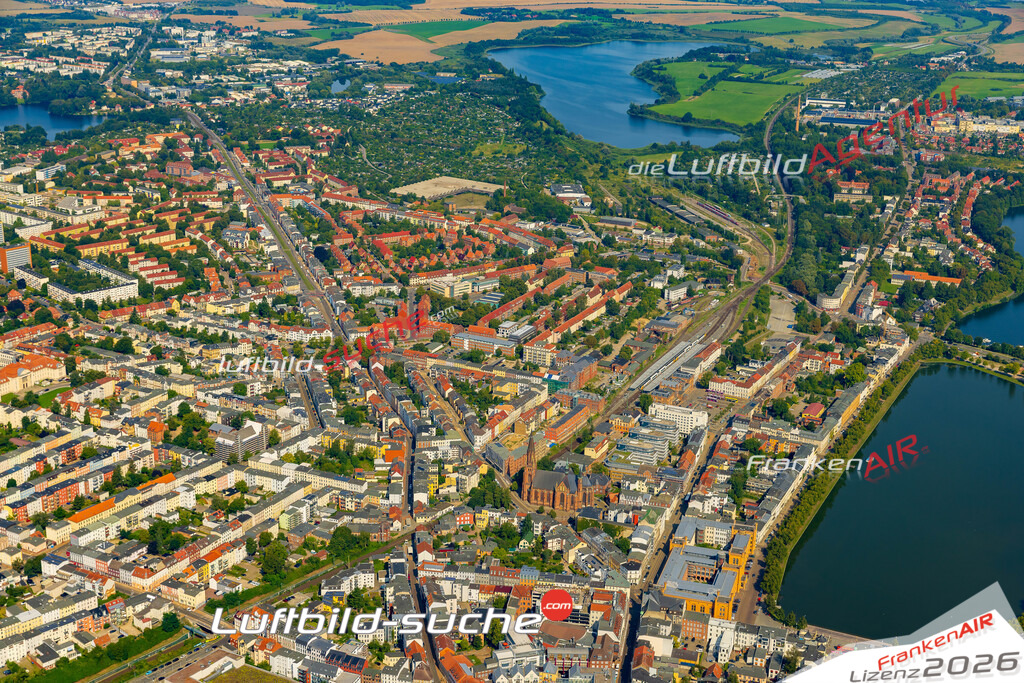 Luftaufnahme Weststadt Schwerin - Die Luftaufnahme wurde 2025 vom UL-Flugzeug heraus erstellt ( ohne Drohne ) - Hochauflösende Luftaufnahme - für professionelle Ausdrucke geeignet. Die Geschenkidee !Mit Lizenz und Bildrechte bestellbar