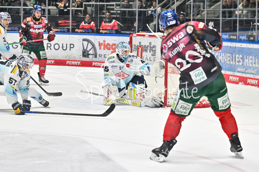 Augsburger Panther - Dresdner Eislöwen | AUGSBURG, DEUTSCHLAND - 06. MÄRZ: in dieser Szene erzielt Cody KUNYK (Augsburger Panther 20) den Treffer zum 4-2 für Augsburg / Tor / Torschuetze / Freude / Happy während dem Match zwischen den Augsburger Panthern und den Dresdner Eislöwen am 49. Spieltag der Penny DEL im Curt Frenzel Stadion