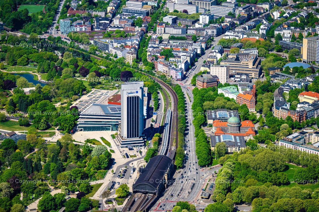 Hamburg_Dammtor_Bahnhof_Radisson_Blu_Hotel_Universität_Hamburg_ELS_3376010525 | HAMBURG 01.05.2025 Congress Center (CCH) am Hochhaus- Gebäude der Hotelanlage " Radisson Blu " an der Marseiller Straße in Hamburg, Deutschland. Weiterführende Informationen bei: HUPE FLATAU GmbH,  Hamburg Messe und Congress GmbH,  LEONHARD WEISS GmbH & Co. KG,  Radisson Hospitality, Inc.,  Sprinkenhof GmbH,  agn Niederberghaus & Partner GmbH,  verbundhochdrei GmbH. // Congress Center ( CCH ) on High-rise building of the hotel complex " Radisson Blu " on Marseiller Strasse in Hamburg, Germany. Further information at: HUPE FLATAU GmbH,  Hamburg Messe und Congress GmbH,  LEONHARD WEISS GmbH & Co. KG,  Radisson Hospitality, Inc.,  Sprinkenhof GmbH,  agn Niederberghaus & Partner GmbH,  verbundhochdrei GmbH. Foto: Martin Elsen