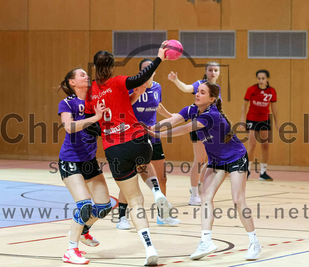 2022-11-05_029_SpVgg_Altenerding_gegen_SpVgg_Erdweg | Erding, Deutschland, 05.11.2022:
Handball, Bezirksoberliga Frauen Altbayern 2022 / 2023, 3. Spieltag, SpVgg Altenerding gegen SpVgg Erdweg, Endergebnis: 27:16

Julia Kranich (SpVgg Altenerding, #9), Anna Wallner (SpVgg Erdweg, #6)

Foto: Christian Riedel / fotografie-riedel.net
