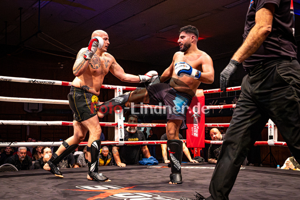 Daniell Sengül (Sportclub Allgäu) blau gegen Niklas Haeggberg (Kampfsport Kosaric) rot | MFA Fight Night K1 +91kg Kampf 10, Daniell Sengül (Sportclub Allgäu) blau gegen Niklas Haeggberg (Kampfsport Kosaric) rot, 20251108,,2025-11-08 in Penzberg (Wellenberghalle Penzberg), Copyright: WolfgangxLindner www.foto-lindner.de