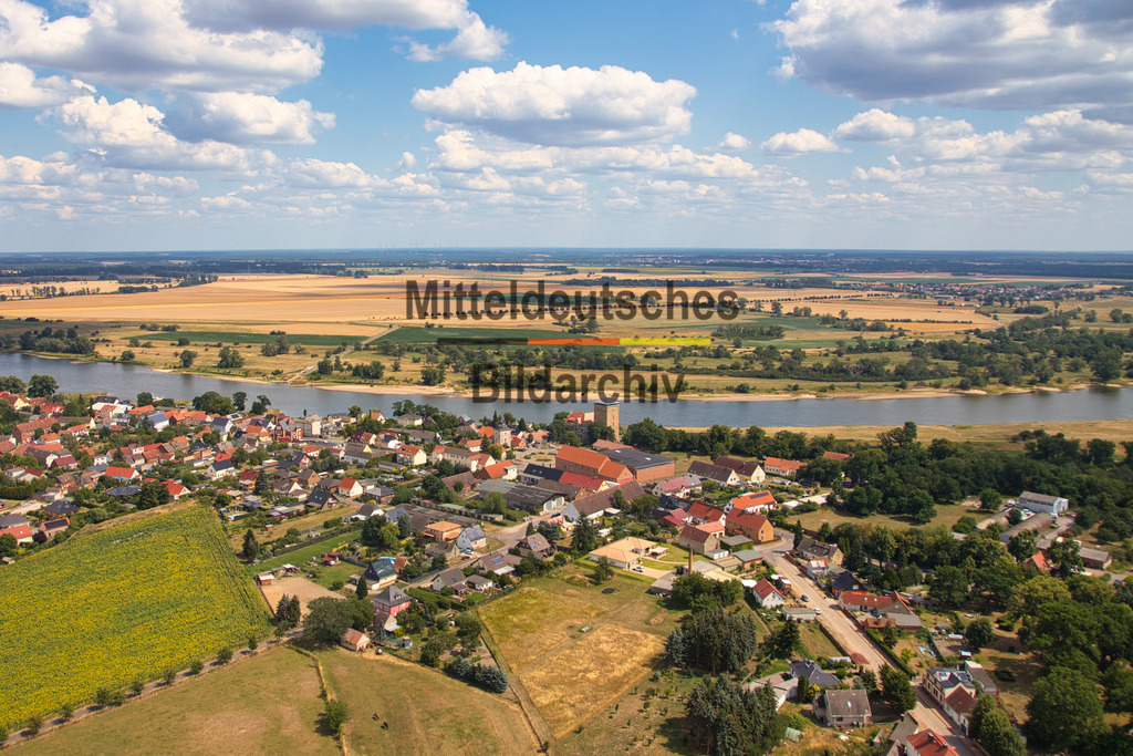Rogätz-Börde-Luftbild-Sachsen-Anhalt_1392 | Die Luftaufnahme zeigt Rogätz mit seiner charakteristischen Ortsstruktur und der Lage am Zusammenfluss von Elbe und Ohre.  Prägend für das Ortsbild ist der markante Kirchturm, der aus der Vogelperspektive gut zu erkennen ist. Bild vermittelt einen aussagekräftigen Überblick über den Ort im Landkreis Börde. - Realisiert mit Pictrs.com