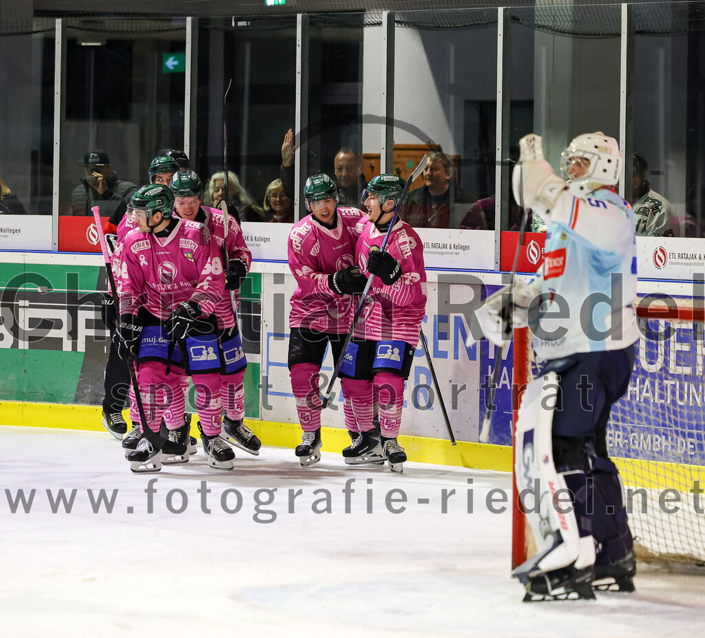 2025-10-05_106_TSV_Erding_gegen_Heilbronner_Falken | Erding, Deutschland, 05.10.2025:Eishockey, Oberliga Süd 2025 / 2026, 6. Spieltag, TSV Erding gegen Heilbronner Falken, Endergebnis: 3:1Jubel nach dem 2:1 durch Luis Scheibengraber (Erding Gladiators, #18)Foto: Christian Riedel / fotografie-riedel.net