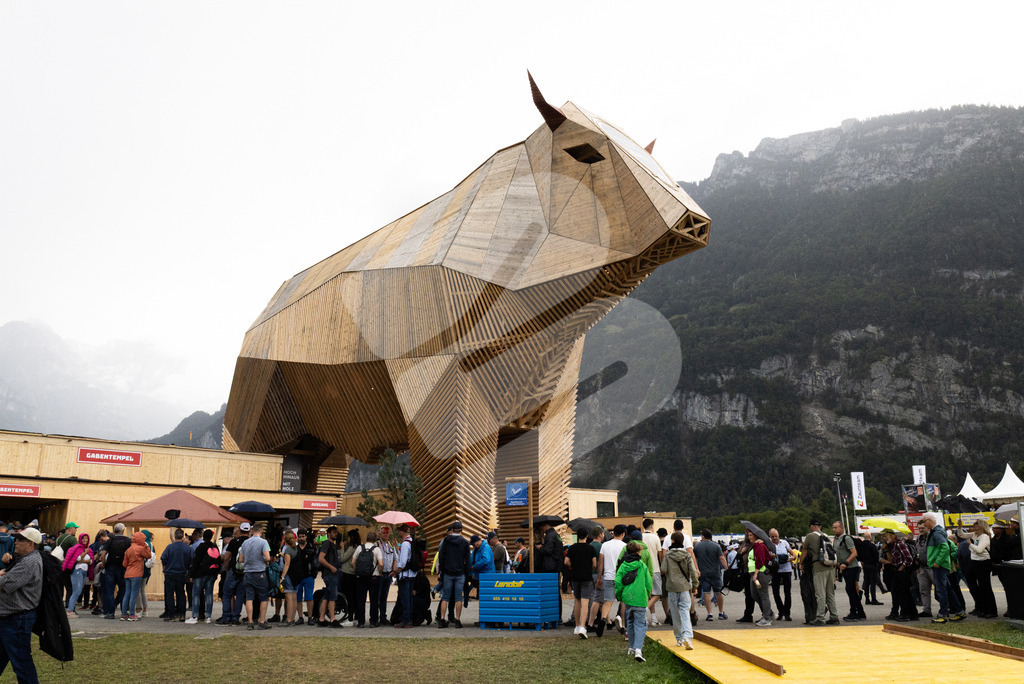 ESAF2025_Freitag_4194 | Die Schwinger des Schwyzer Kantonalen Schwingerverbandes: Fotos, die Dynamik und Leidenschaft festhalten, sowie emotionale Momente aus dem traditionellen Schwingsport zeigen. - Realisiert mit Pictrs.com