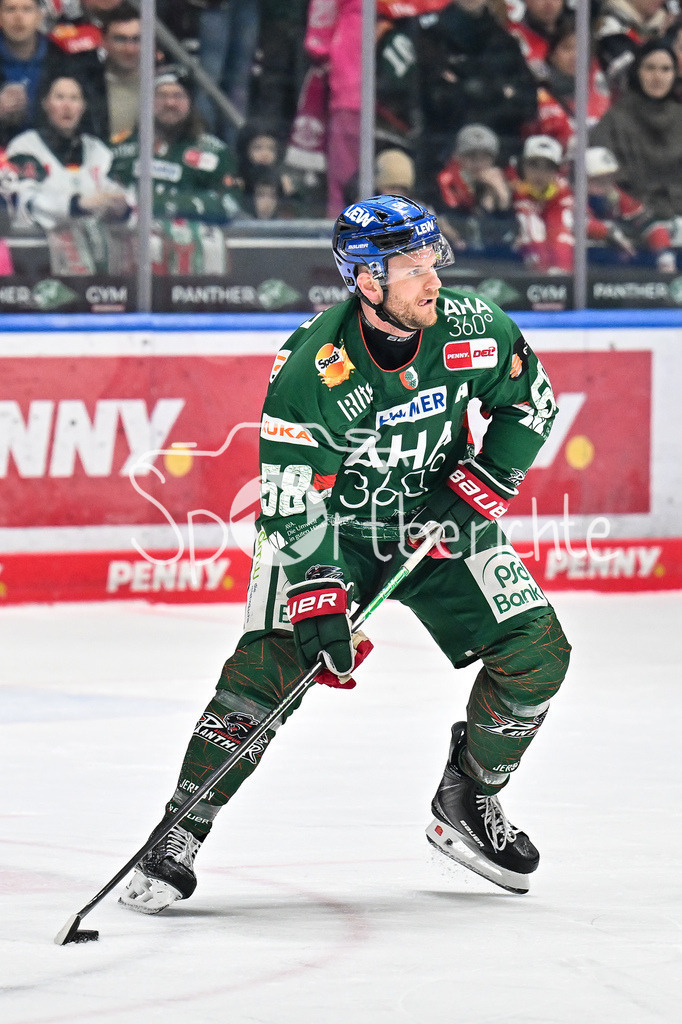 Augsburger Panther - Grizzlys Wolfsburg | AUGSBURG, GERMANY - 15. MARCH: am Puck Maximilian RENNER (Augsburger Panther 58) während dem Match zwischen den Augsburger Panthern und den Grizzlys Wolfsburg am 52. Spieltag der Penny DEL im Curt Frenzel Stadion